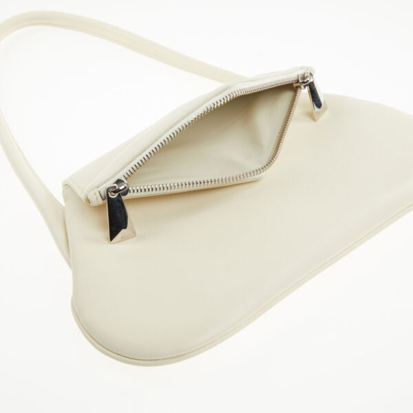 Amina Muaddi - Cremefarbene Schultertasche aus Leder - Image 4