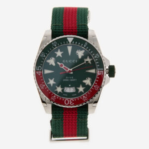 Gucci - Grün-rote Armbanduhr mit verziertem Zifferblatt